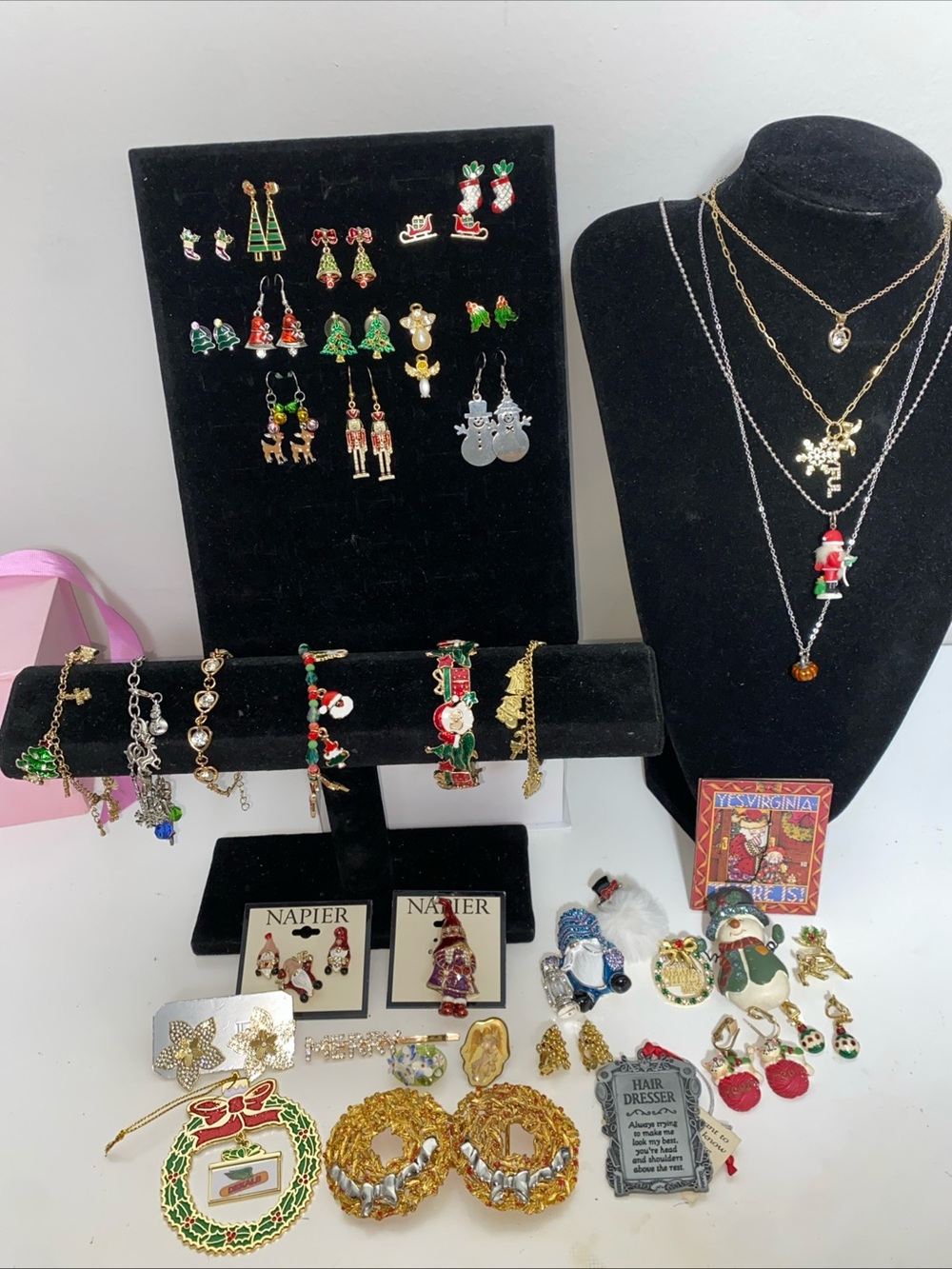 Assorted Vintage Christmas Jewelry Lot#687/42 Pieces